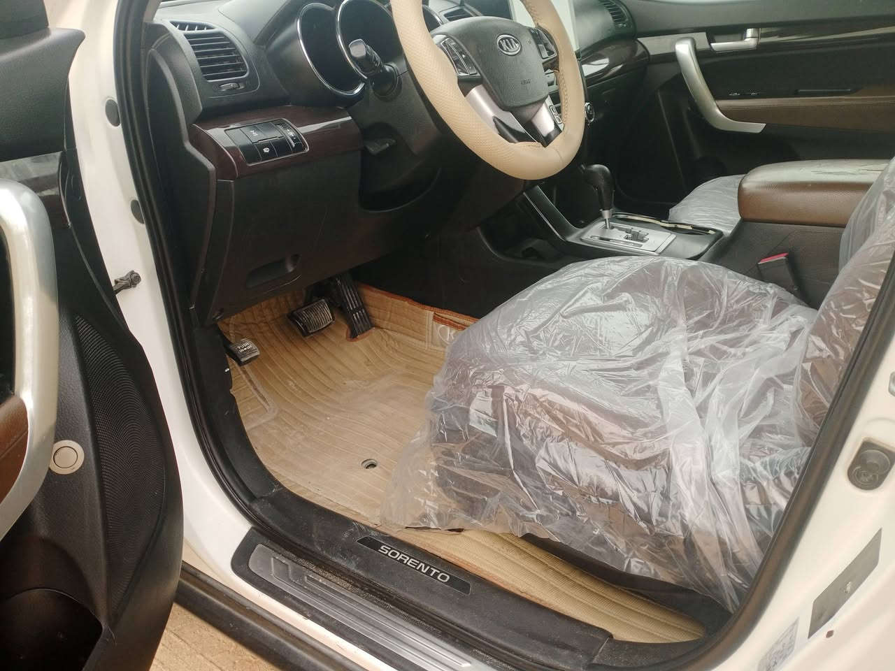 سلام عليكم من رخصه الدمن سورنتو للبيع موديل 2012سته 6سلندر سبعه7 راكب ثلاث3 قطع تبريد  فول مواصفات بنورامه سياره كفاله عامه كفاله عامه جاهزه وحلوه الستفسار خاص  ‏‪***********‬‏
