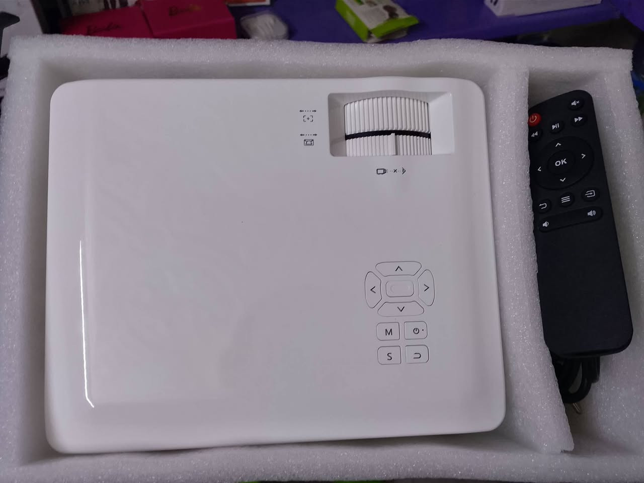 عرض بروجكتور منزلي بدقة عالية (LCD Projector - Full HD Home Theater)، ويُستخدم لعرض الأفلام ومقاطع الفيديو على جدار أو شاشة عرض كبيرة لمحاكاة تجربة السينما المنزلية.
تقنية العرض: يعتمد على نظام LCD لتقديم ألوان متناسقة وصورة واضحة.الدقة المكتوبة: يدعم دقة Full HD لعرض محتوى عالي الوضوح.الاتصال: يدعم ميزة الواي فاي (Wi-Fi) لربطه لاسلكياً مع الهواتف الذكية (iOS و Android) لعرض الشاشة مباشرة.تقنية الصوت: يحتوي على سماعات داخلية مدمجة، ويدعم تقنية البلوتوث (Bluetooth) لربطه بسماعات خارجية أو مكبرات صوت للحصول على تجربة صوتية محيطية.حجم العرض: يتيح إمكانية تكبير الصورة لإنشاء شاشة
السعررر ناااار🔥🔥 
هاتف***********
واتساب:***********
