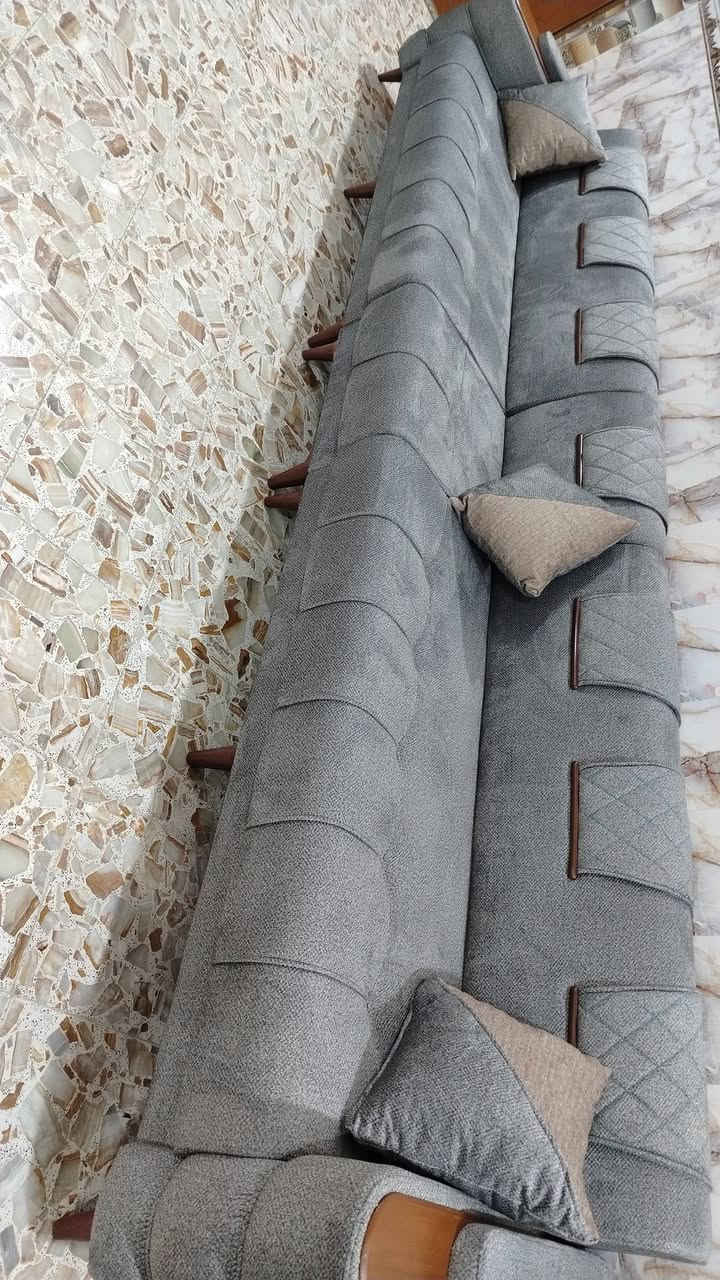 ديوان حطاطه ثقيل درجه اولى جديد عمل اليوم 
كله بلوك اسود بلاويد سمك ١٦ خالي من ال ان دي اف
سفنج مضغوط مميز أول تجي فوكاها طبقه دللوب طبي
قماشه كتان ناعم.. ابو الطبله لون رصاصي  وايت ..
القياس ١٤ متر ونص ٢٠ مقعد كورنر  تجي بيه قنفتين مفصوله مع ٢ زاويه وايضا ١٢ كوشه استفسار *********** متوفر واتساب أو مراسله الخاص
