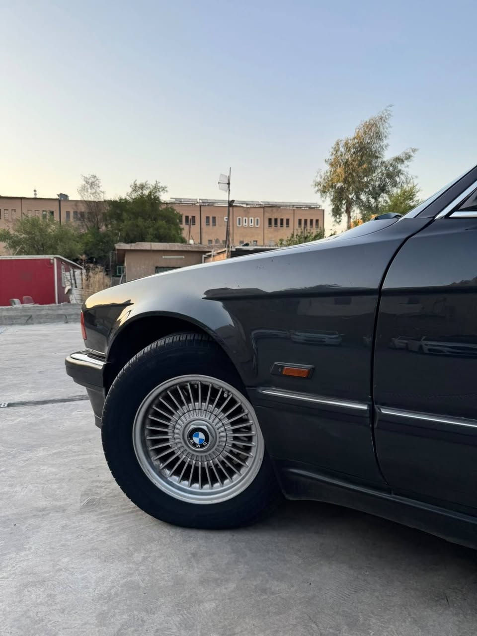 السلام عليكم
Bmw 740i 1992 وارد يابان 
V8
السيارة نضيفة جدا وجاهزة وبلادية 
تبريدها ثلج حماوة نص ثابتة 
بارد قليل جدا بمكان الرقم 
كشنات وبطاين مخمل بلادي 
داخل صاج
كراسي كهرباء تجوة كهرباء خزن ميموري
بردات خلفي بلادي 
الجام كله مغلف حراري والامامي بولرايز
دبل جكمجة دبل كمبيوتر
سيدي جنجر
ويل شعاع بلادي تخم تاير جديد
Abs
مثبت سرعة 
لد عالي ناصي ابيض
السيارة عليها ادامة كاملة لغرفة الاحتراق وكلشي اصلي 
هزة جديدة وسنوية جديدة باسمي 
السعر 93 مجال قليل عنواني بغداد ***********
