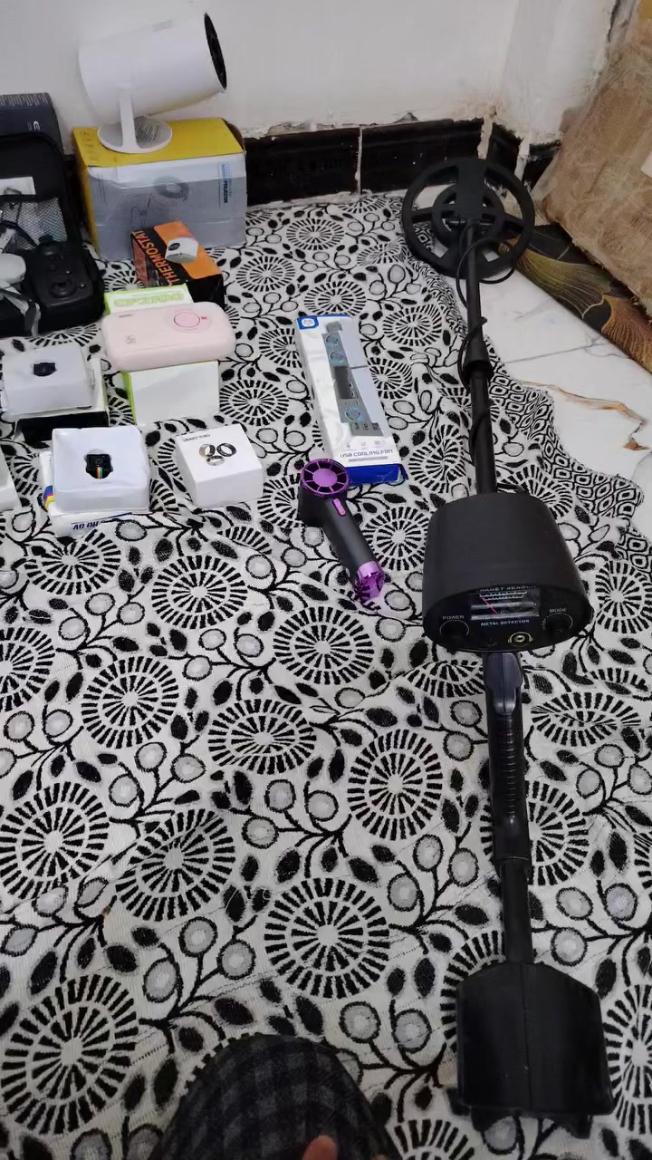 شلعة اغراض أمزون كله جديد وشغال شرط فحص أمام المندوب عدد 30 قطعة.. 
السعر 125 الف للأستفسار ***********
