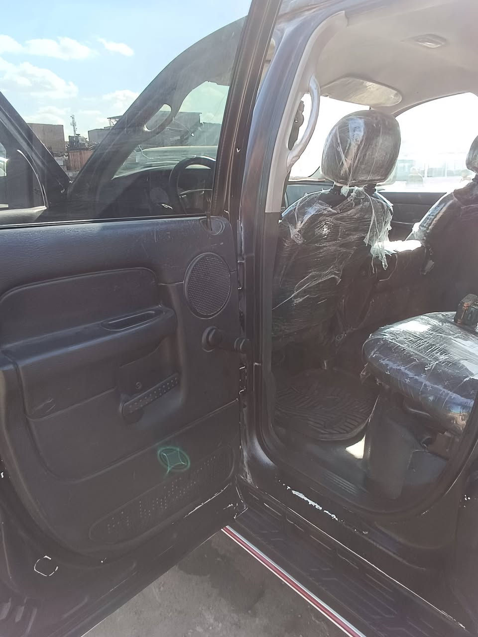 السلام عليكم للبيع دوج رام 2004 مزاد وزارة الداخلية السياره جديده  شواصي بدي كشر كله جديد مكينتها ضعف قليل كير نضيف  تبريد تدفئه صدر تخم تاير  نيكل منضومه زنون شاشه سماعات خير من الله دواخل كلها جديده كير عادي معاملتها مستلمها مال ترقيم وخصصتلها رقم ورقي السياره حلوه مال جناي السعر 60 وبيها مجال حك الجيه مكاني بابل مركز مدينه 📞***********
