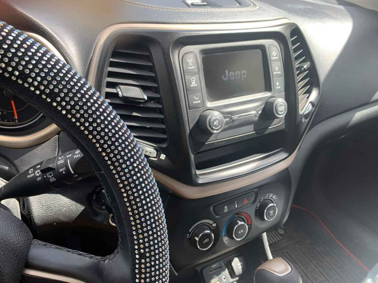 السلام عليكم جيب بزون ،2018 ماشي 94قابل للزياده 

مكينه 2400 4سلندر كير اوتو  
بيها تبديل جاملغات اماميه وبنيد  

نواقص سياره حداديه صدر  
تتطبيك وصبغ للبجم.  السعر120ورقه وتنزل من السياره نواقص .

السياره بسمنه وقديمه عدنه 

عنوان بغداد زيونه ‏‪0771 109 3081‬‏

ارجو المعذره من القصد او مروس بيع نقدي فقط
