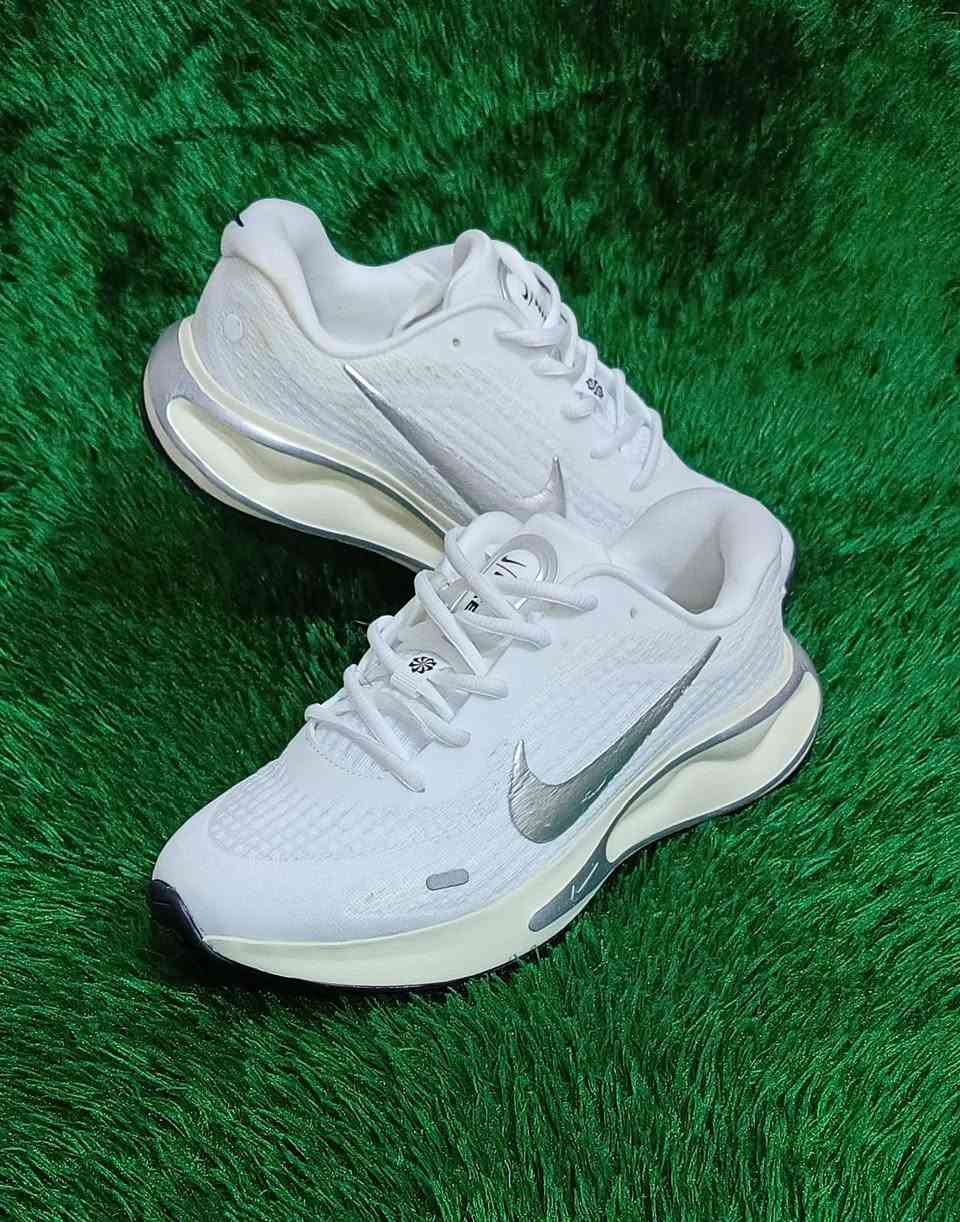 👟باله درجه اولى 💯 
حذاء نظافته فول 
قياس 40
طول القدم 25,سنتم 
يوجد توصيل 🚛 
***********📱
