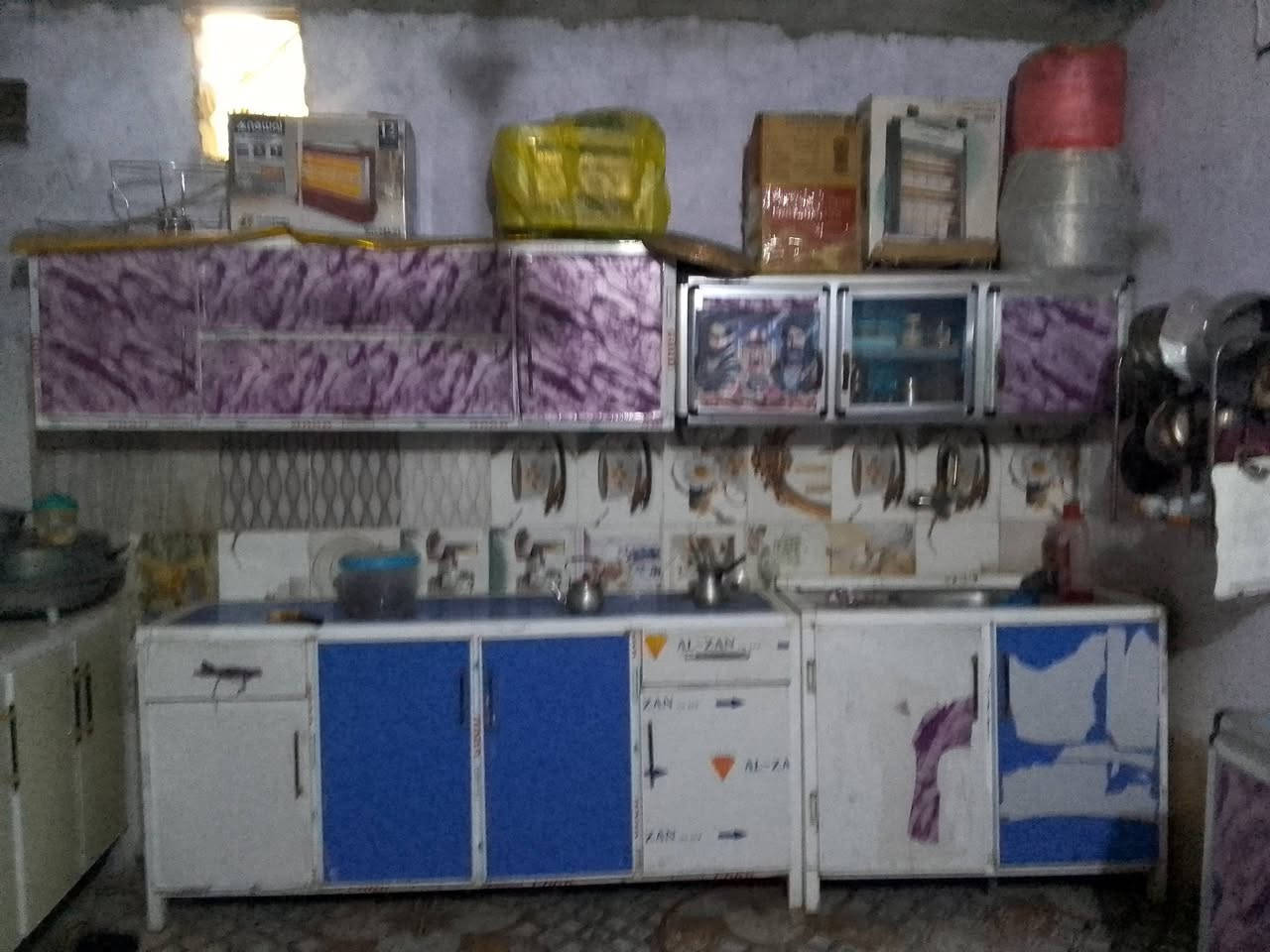 سلام عليكم كاونترات واحد 3قطع واحد قطعتين نضيفت داخل نضيف لا كسر ولا زنجار سعر 3قطع250و قطعتين ب 150  مكان ناصريه مركز حي اريدو لاستفسار ***********
