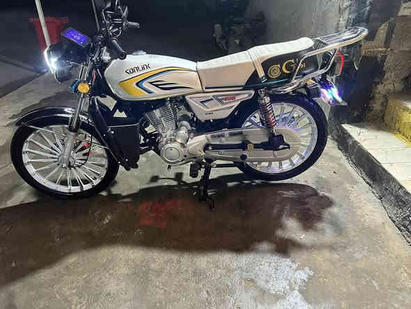 سلام عليكم شباب دراجة البيع موديل ٢٥ دراجة جديدة مثل ما بصورة دراجة مشتريهة من معرض صارلهة ٧ تيام ما بيهة اي نقص العنوان حواس حي أم البنين سعر ٩٥٠مجال بصيط ولمو شراي لا يتعبني رحمة الوالديكم رقم ***********
