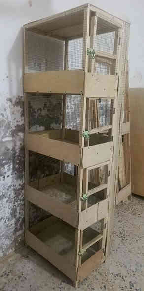 قفص للبيع ارتفاع مترتين اربع خانات كل خانه ارتفاعها 50 والوجه 50 والنزال 60 جديده صير مال دجاج ومال حمام سعره 40 مكاني حي الجهاد ***********
