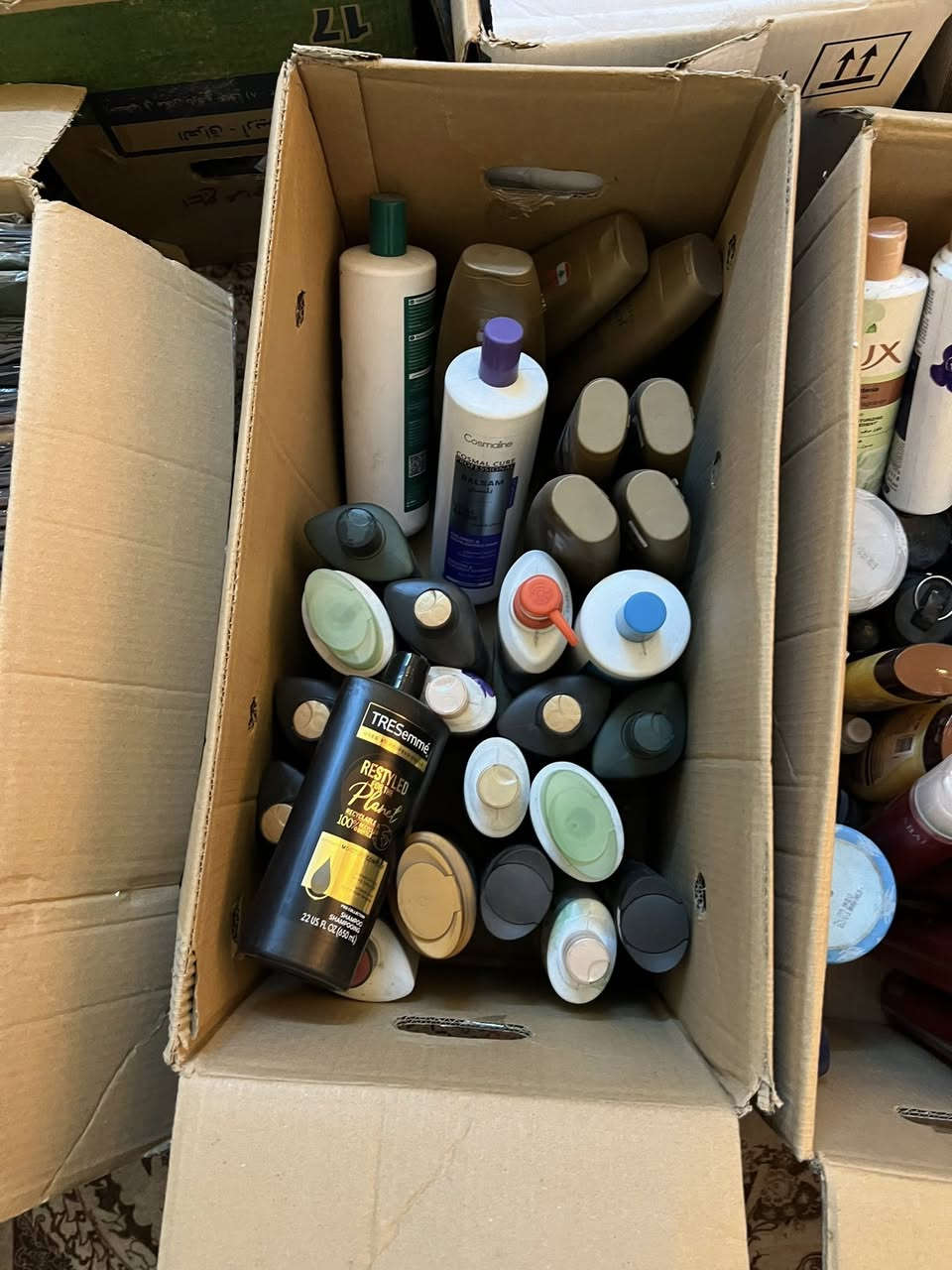 سلام عليكم تصفية بضاعة هدايا كوزمتك قرطاسية غراض خير من الله يترسلك محل صورتلكم قسم وبعد  اكو قسم ثاني بكدهن رايدهم شلعة سعر قفل ١ ونص مكان بلديات رقم ***********
