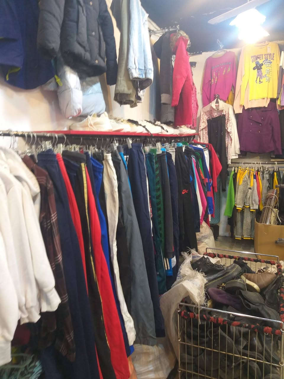 السلام عليكم عندي تصفية محل رجالي نسائي اطفال ولادي بناتي واحذية  شتوي وصيفي جديد وبالة اوربي المكان الشعب حي التجار ***********
