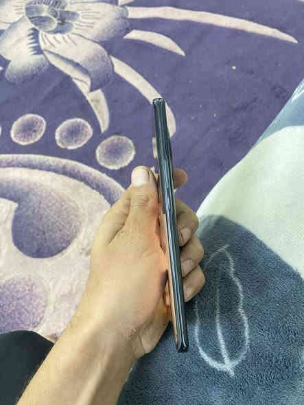 سلام عليكم عندي هونرx9bمكفول من العطل شتريتة على ايدي لون اسود ذاكرة256 الشاحنة ضاعت وشتريت شاحنة اصلية ١٢٠ واط انطيهة ويا مكاني الخالص مراوس حسب القناعة ***********
