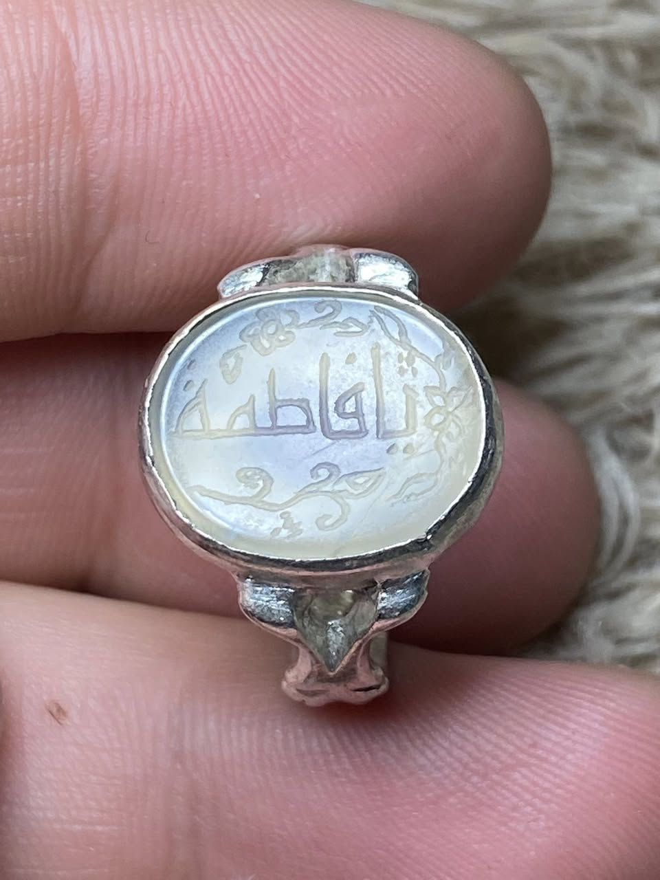 السلام عليكم خاتم عقيق يماني ابيض شفاف قديم لون مميز مخطوط يا فاطمه قياس الخاتم (18-19) للبيع 
يوجد توصيل *********** بدون حجز ومراوس رجائا
