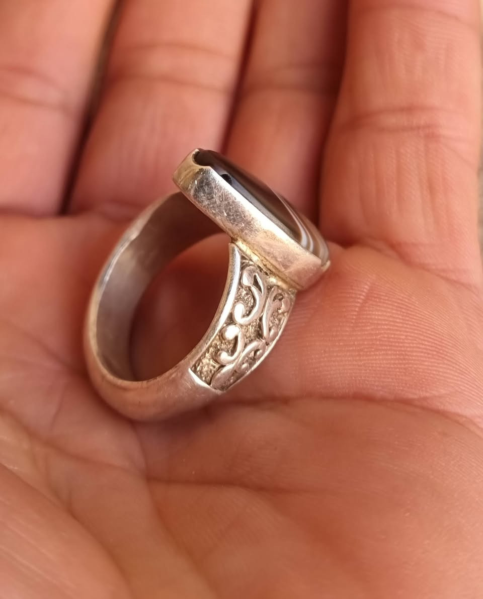 دلوة جزع يماني قديم مثقوب ثقب استندار بصياغه يدويه ثقيله للبيع مكاني بغداد يوجد توصيل إلى جميع المحافظات للبيع فقط فقط أحبتي الغوالي ما اراوس بس ابيع 
***********
