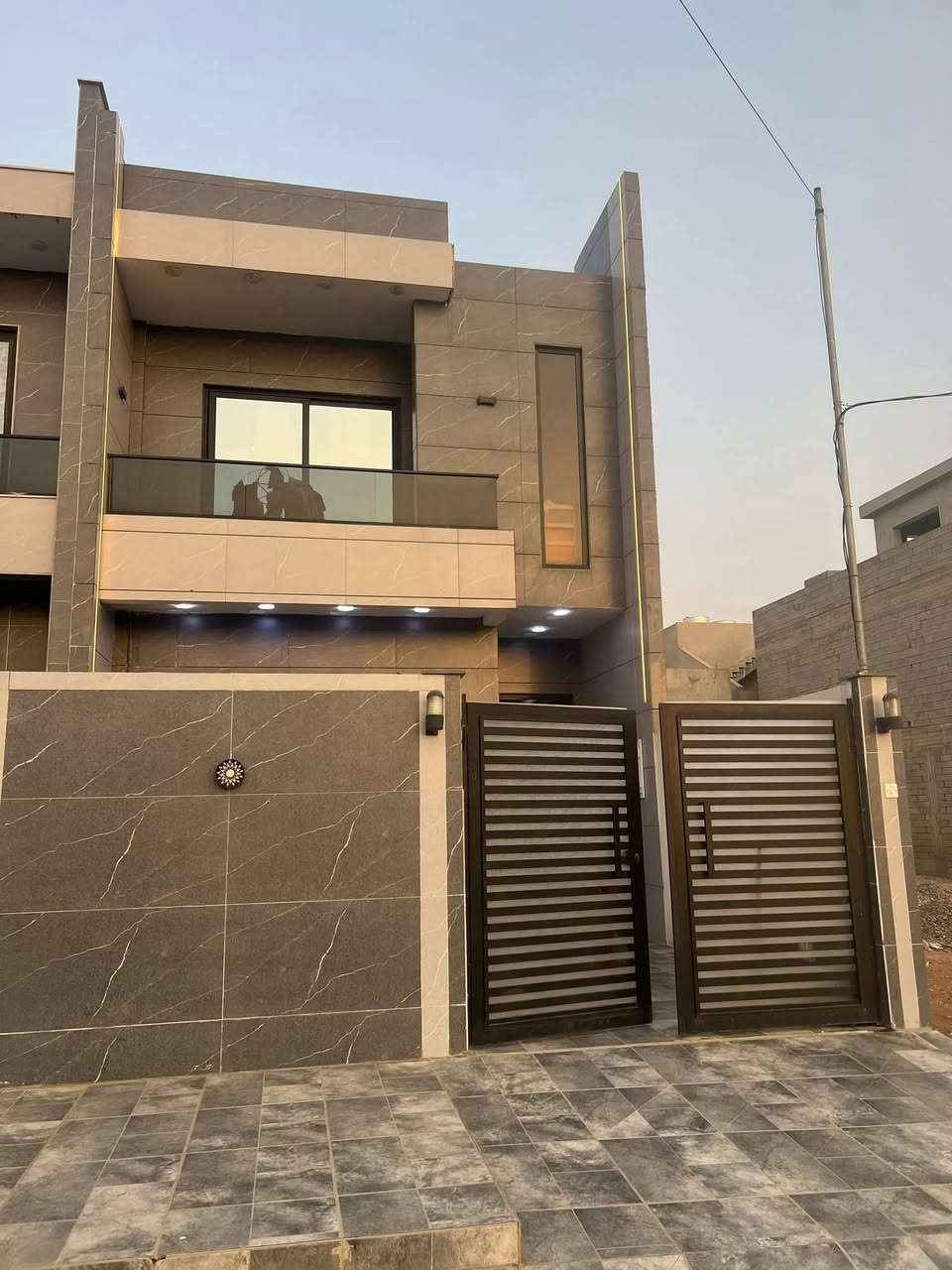 الدار البيع
في التعليم الاولى - #سند_طابو 

قرب جامع ولاء العزم

المساحة ١٥٠ متر - الواجهة ٦ 

مطبخ حار وبارد 

الطابق الاول - استقبال وهول داخلي وخدمات وغرفة نوم 

الطابق الثاني - ثلاثة غرف نوم وهول وخدمات وبيتونه 

الدار #حديث بتصاميم حديثة وبناء ممتاز 

سعر الدار  ( 173 ) مليون     بي مجال 

***********
