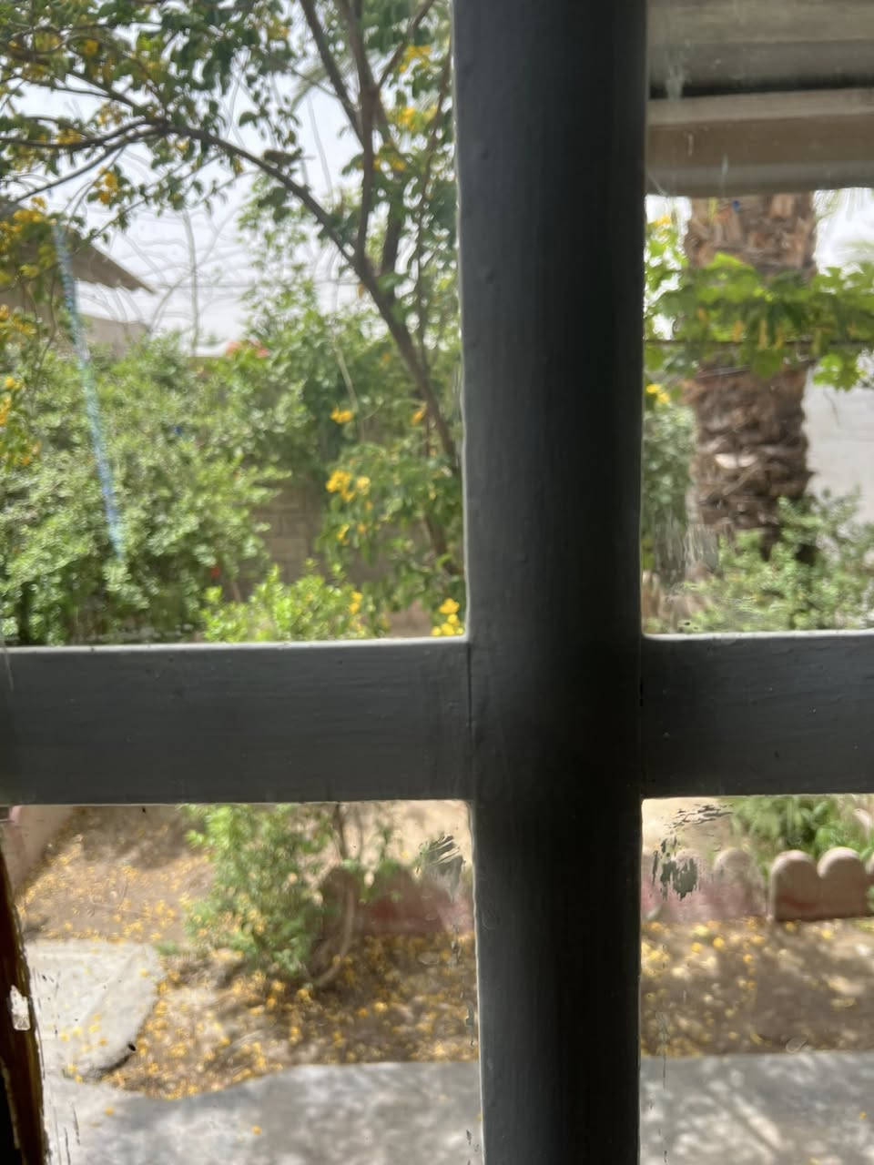 بيت تجاوز البيع البيت مرقم من المانه علا التطويب  يعني ما عليه اي شي من حيث المكان مكان الزعفرانية شارع المعهد قرب المنصه البت كبير تكدر تقسمه 2 أو إذا عندك عائلة كبيره يحتوي علا 3 غرف نوم 
استقبال كبير 
حمام شرقي 
حمام غربي 
غرفه مخزن 
مطبخ كبير 
كهرباء رائسي +سحب 
مجاري رائسي +ماء قوي 
حديقه 2 كبار داخلي+وحده خارجية 
سوك ألهوه قريب عليك مستشفى قريب مدرسه بصفك كلشي قريب عليك الف خير علا يخذه +سخان وياه +بورد كهرباء كامل كابينه 3 فيز + سحب +تانكي  ماء + مأطور +مغسله خارجيه 
يعني ما تتعب ولا تذب اي فلوس زيده وبلخير على يخذه 
سعر32 وبي مجال وتدلل استفسار ***********
