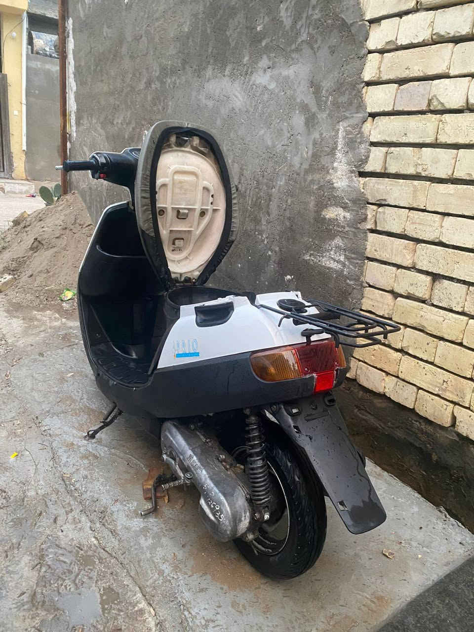 السلام وعليكم
دراجه بطه 2003 للبيع محرك جديد شادله مال حاويه
شاصي مكفول كهربائيات كله شغاله
سلف وهندر عوزه بس باتري
السعر 375 وبيها
العنوان كربلاء
الاتصال علئ الرقم ***********
