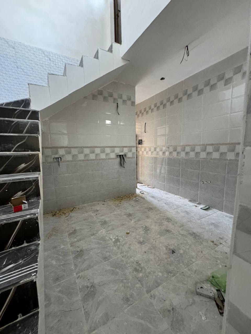 بيت مساحة ١٠٠ متر  بناء حديث درجة اولى  بناء 2025 صب كونكريت مسلح 
يحتوى على غرفه وصاله ومطبخ واستقبال صحيات داخليه وخارجيه  وطارمه 

بنداء منطقة الموظفين قرب مجمع الاميرات يبعد شارعين عن شارع العام مال مجمعات وخمسين متر ع شارع 60
السعر 95 
رقم صاحب البيت  واتساب فقطط
***********

ملاحضة البيت كامل
