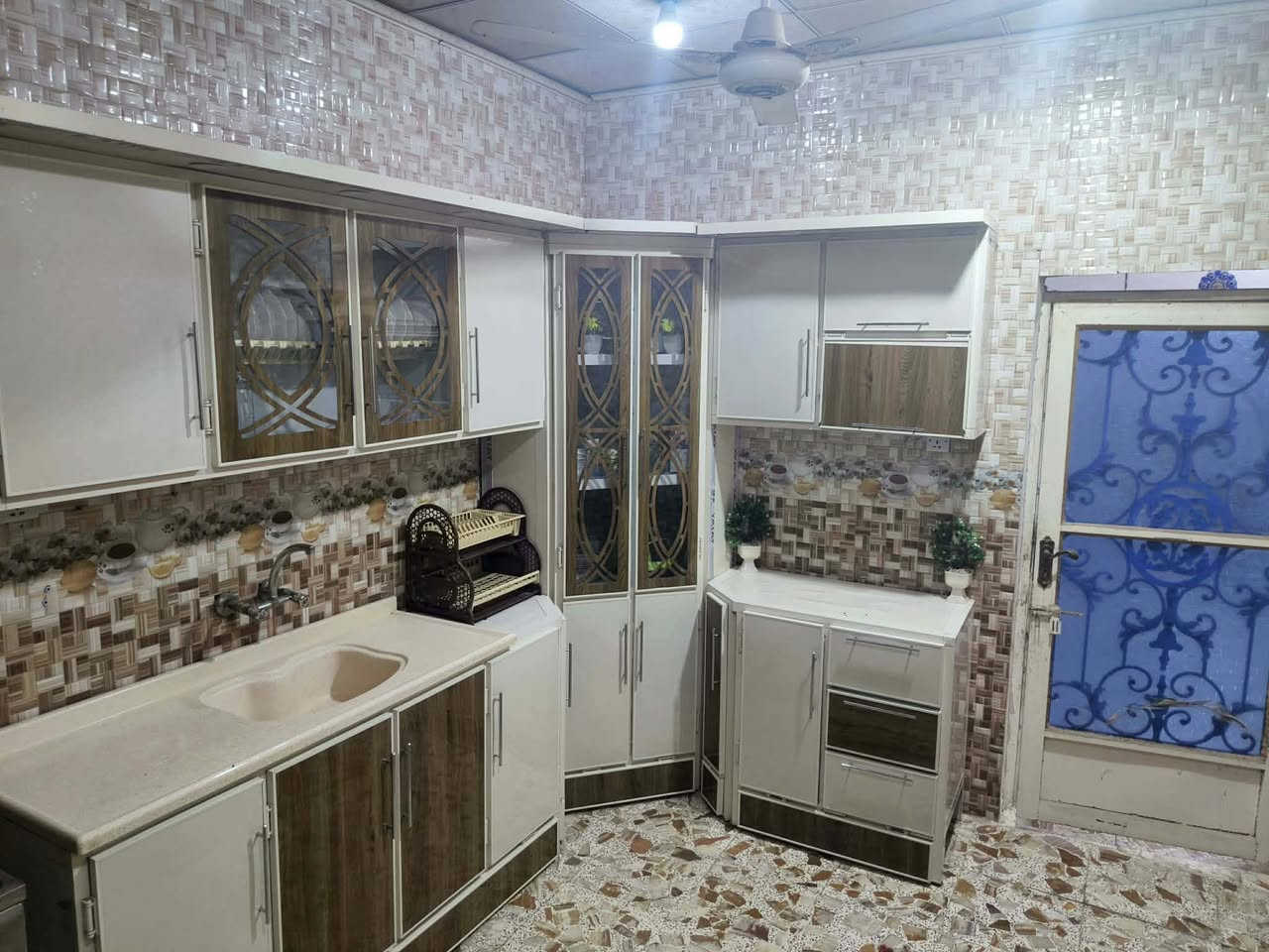 بيت 150 متر البيع العنوان 
ابو حلان مدرسة ابي طالب قرب الجسر الجديد
للاستفسار أكثر الاتصال ***********
