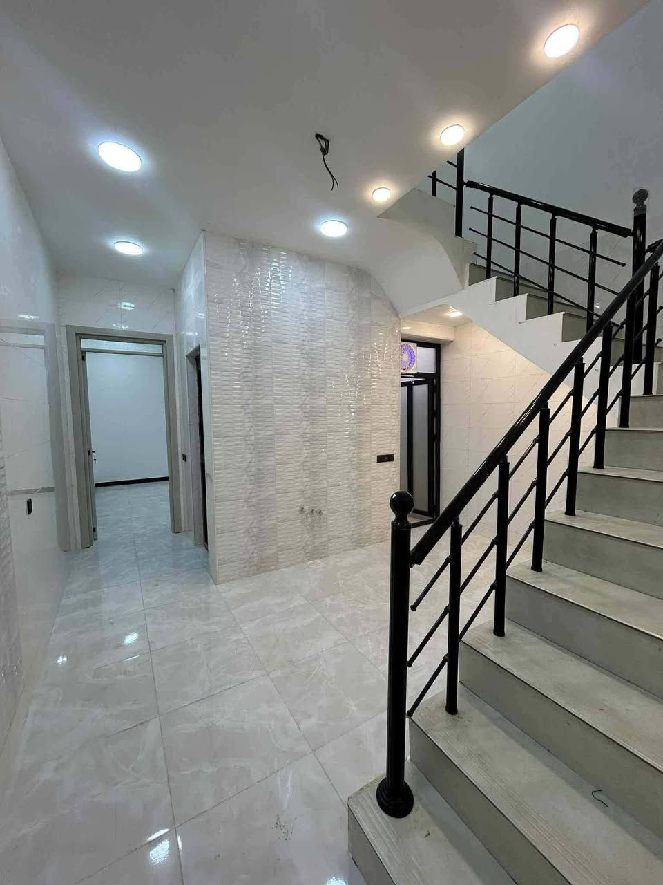 #لدينا_دار_للبيع مساحه 75 متر واجهه 5 ونزال 16 طابو زراعي سند 25 قرار محكمه البيت يحتوي على2 غرف نوم وصاله وستقبال ومطبخ  العنوان بغداد الدورة مدخل البوعيثه مجمع السلطان الاول 
هاتف ***********
***********
