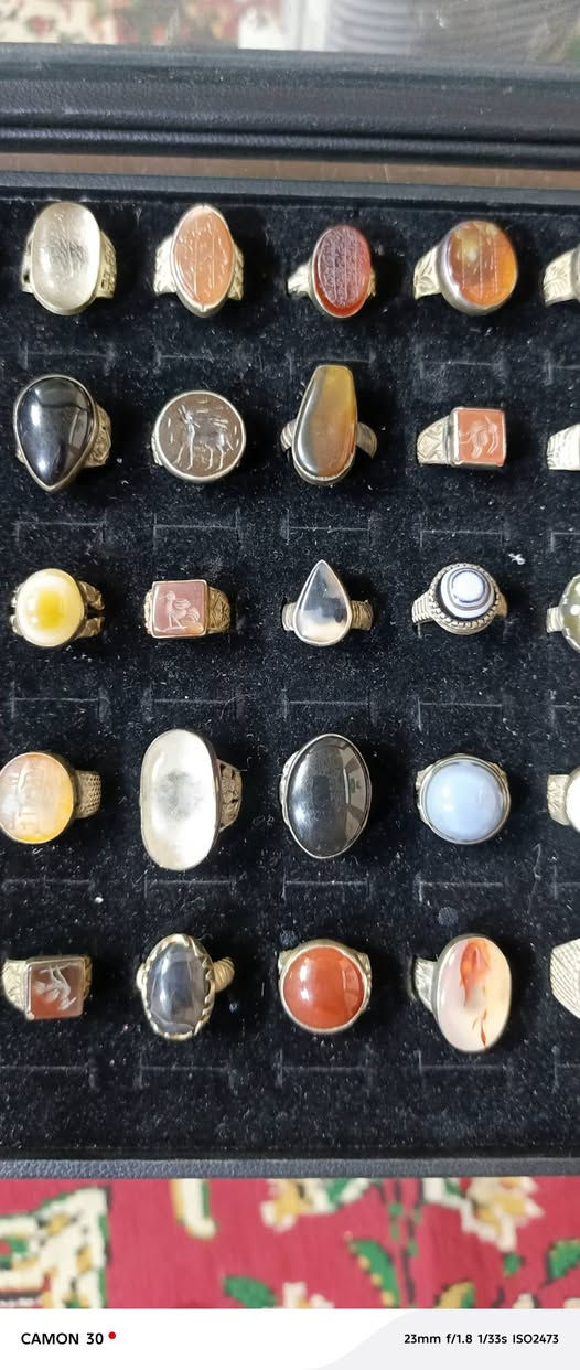 السلام عليكم ٥٠ خاتم للبيع الاسعار من ٥٠لل٦٠ واذا شلع القطعه على بمليونين و٤٠٠  بصرة ***********
