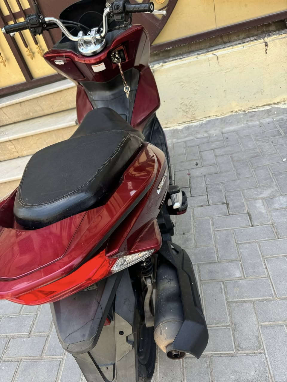سلام عليكم دراجه سي بي اكس يا باني اصلي محرك 150 كهربائية كله شغال ستاند كهربائي حساس زدحام دراجه خير من الله السعر مليون( 550) مجال حك الجيه  مكان الدراجه بغداد الكاظميه.واتساب  *********** مكلف بل نشر خابر على صاحبها
