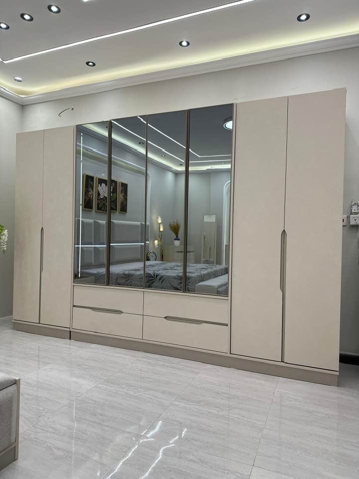 على بركة الله وصول غرفه تركيه درجه أولى ١٠ قطع .
قياس الكنتور مع الملحق ٣ متر و ٣٥ سم . ظهر بلوك .
قياس السرير ١٨٠ سم عرض ، طول ٢ متر ، السرير مخزن جك . 
السعر مليون و ٨٥٠ الف دينار مع الشد والتوصيل داخل مركز الحله مجانا .
الوسيم للاثاث التركي - حله - شارع ابو القاسم - مقابل صيدلية الأمل . 
للاستفسار الاتصال *********** - *********** واتساب .
