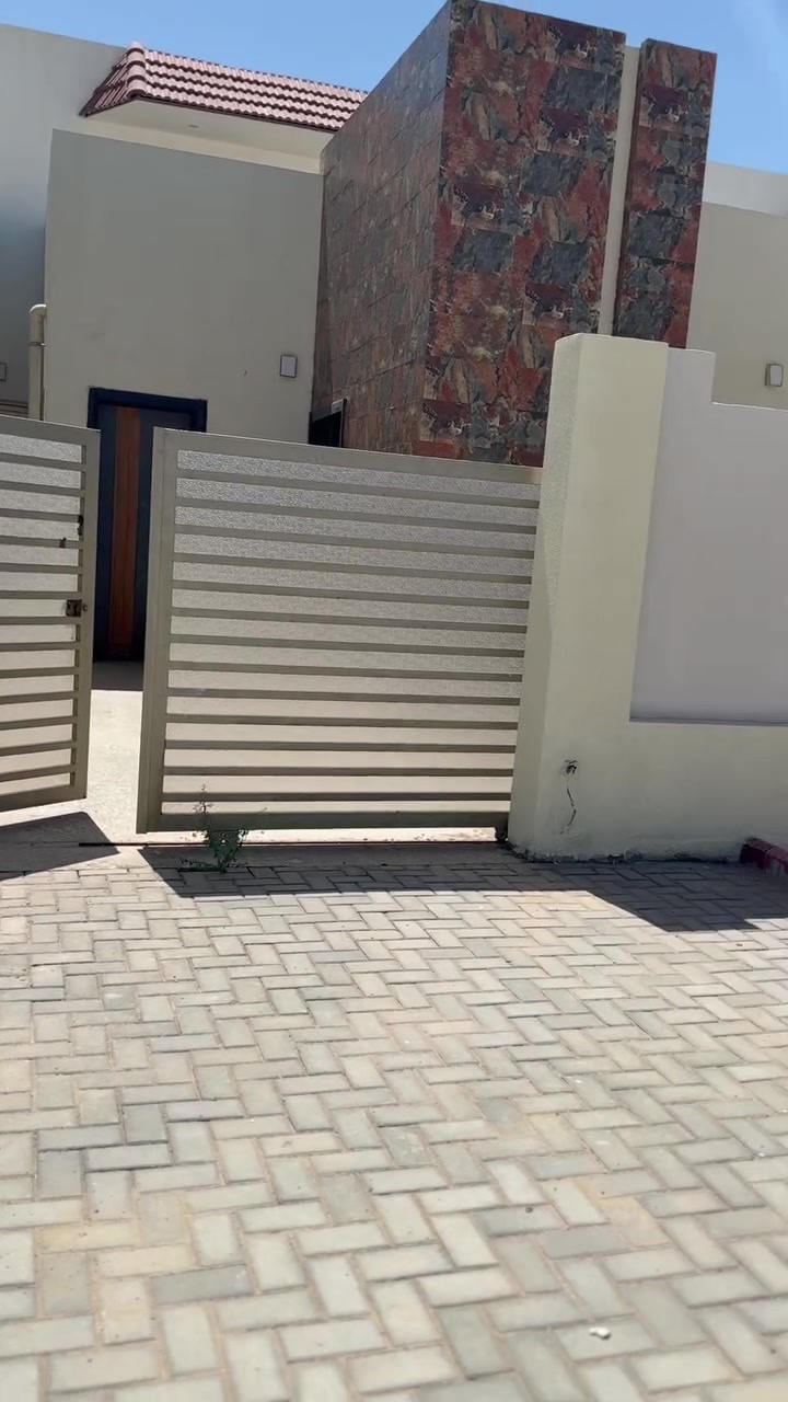 بيت للبيع في مجمع حوراء بغداد بلوك ١٧
المساحة ٢٠٠م طابق ونص على شارع ٣٠ الشارع للرئيسي البيت جاهز للسكن وكانل من كلشي حتى الكهرباء للاستفسار الاتصال ***********
