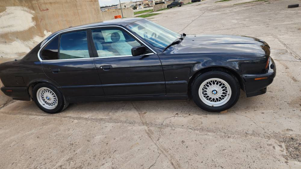 خوای گەورە جوان تر و باشتر بە قسمەتی هەمو لایەک بکات     BMW 520iA 1991  مەکینە 520 رقم هەولێر  بێدەعم و لێ دران  بەشەرت موسو بڕاوە بە شەرت گێڕ و مەکینە بەشەرت چوار جام کارەبایە دەعامی پشت و پێش لؤك  تاقمێ ویلی  لۆک لایت ئەڵقەی نوێ بەگلایت نوێ سەیارەکە زۆر توندو تۆڵە یەک دینار مەسرەفی تیا نیە چرکە و سەت دۆلار بشکێنە سیارەکە زۆر لە ڕەسمەکان جوانتر نەبو پارەی ڕێت ددەمەوە تحويل وكاله به شه رت رقم سنوي تا 2030 نوئ هزه نوئ سياره بنطه كرايه سحري 57مجال شوين هه ولير . 
☎️*********** أربيل, العراق

