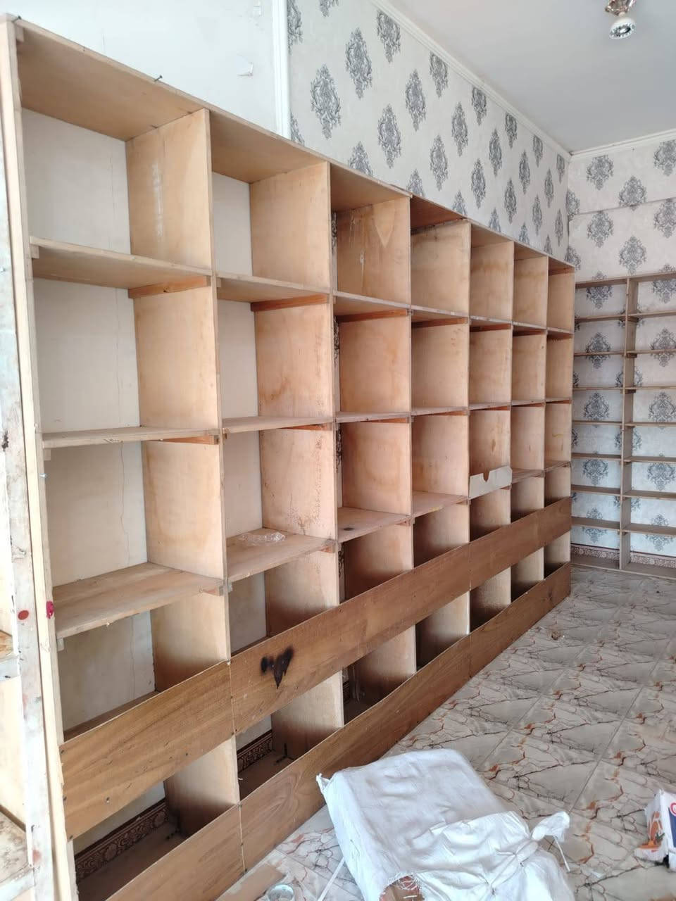 يوجد لدينا رفوف مال انشائيه و كهربائية اضافتاً الى كامرات.
العنوان: الرمادي جزيره البذياب. 
التواصل: على الواتساب على الارقام ادنى .
***********
***********
