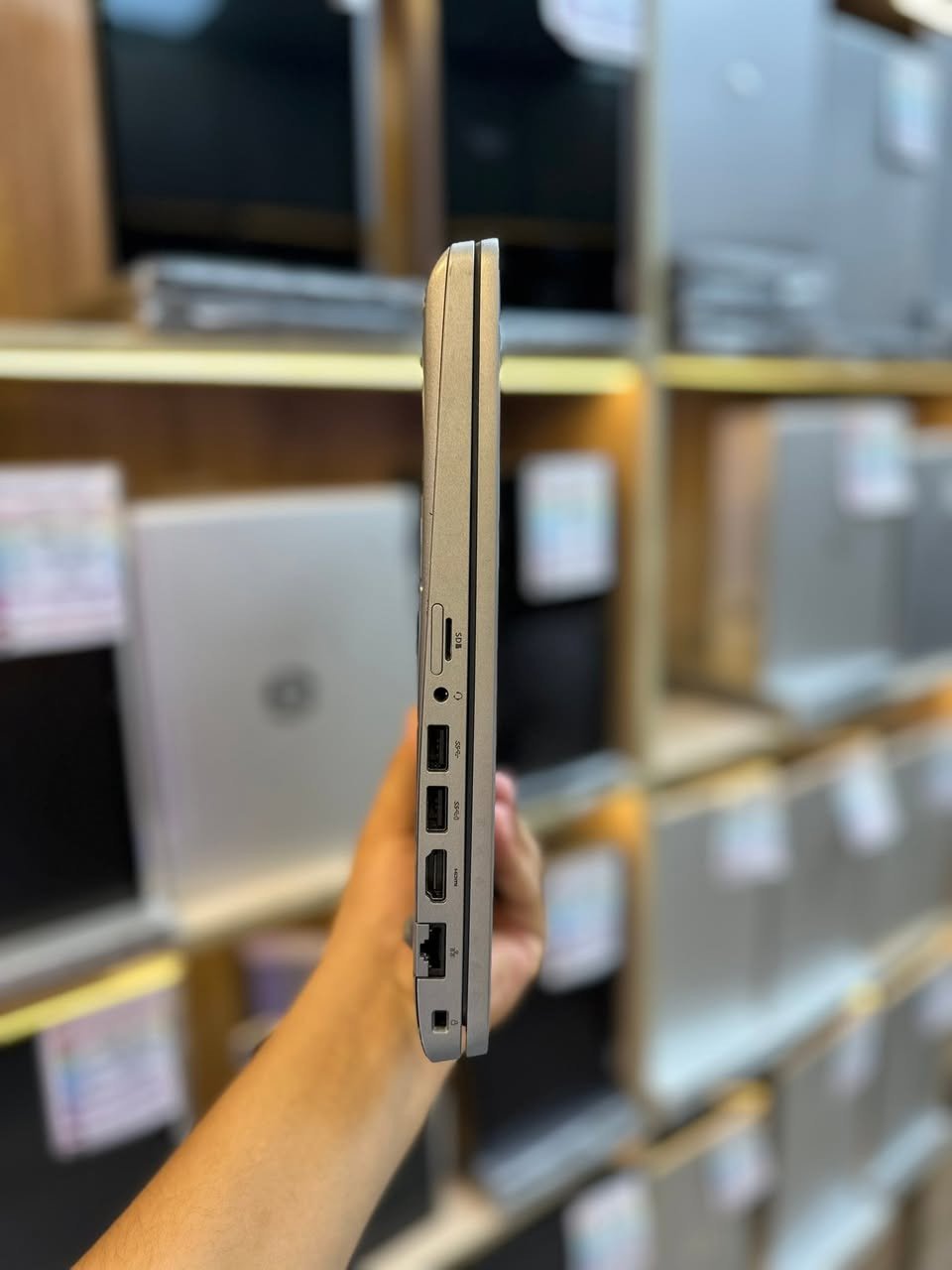 Dell latitude 5510
Processor intel-core i7-10th
Ram memory 8 gb ddr4
Hard disk 256 gb M.2 NVme
screen 15,6 full hd ips 
Excellent battrey health 
Vga intel graphics 
Vga amd RX 2GB
Keyboard backlight 
Phone 010,99991517


**إذا كنت صاحب هذا الإعلان وتريد حذفه لأي سبب، رجاءا أرسل رسالة إلى الدعم الفني**