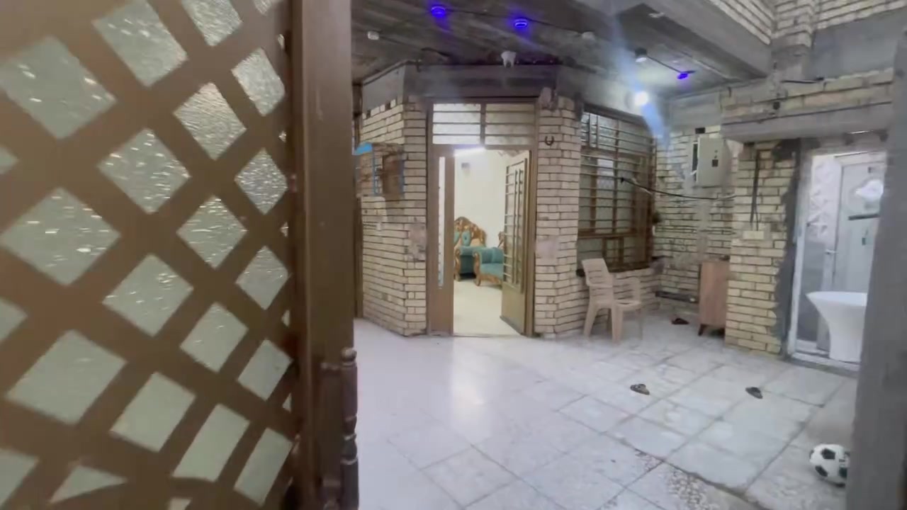 بيت للبيع مساحة 150 متر في البلديات الUN طابو ملك صرف 
ثاني فرع عن شارع 30 طابقين 
الطابق الاول استقبال + مطبخ + صالة + غرفة+ صحيات+ مناور عدد2 + مطبخ حار 
الطابق الثاني 3 غرف وصحيات 
السعر 450 مليون 
الاستفسار ***********
