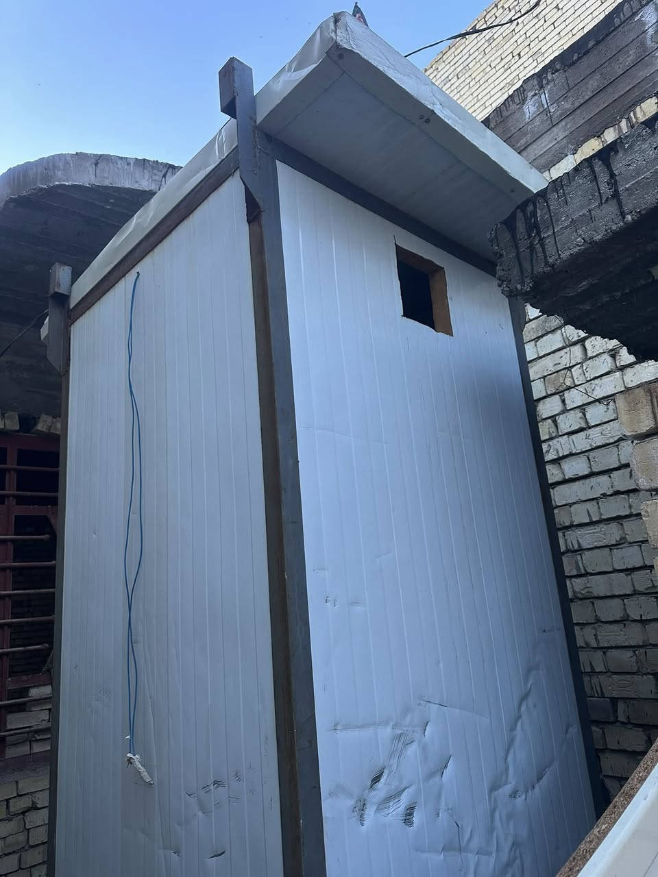 حمام وتواليت متنقل سندويج للبيع سعره 150 الف اليريده يتصل ***********
