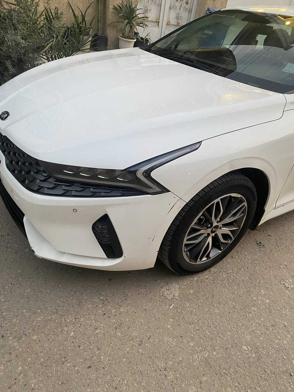 السلام عليكم :للبيع كيا كي فايف موديل ٢١ خليجي لون ابيض محرك ٢٠٠٠ دوش ماشية ٥٣ الف رقم بغداد السعر ١٨٠$ العنوان الكاظمية رقم الموبايل ***********
