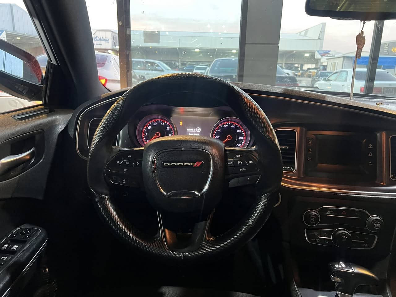 Dodge 2017
ساخە سەیارەکە
 ٦ بستۆن
علوج بێ ڕەقەمی دوبەی
لۆک لۆکە
پشت و پێشی کراوە بە SRT
تایە و ویلی هێڵکات
دو پارچە و پەڵەیەک بۆیاخ
سەیارەکە بێ شوخت و بێ چاڵ
بێ سارد
١١٧ گەڵا و معامەلەیەکی برایانە
***********
