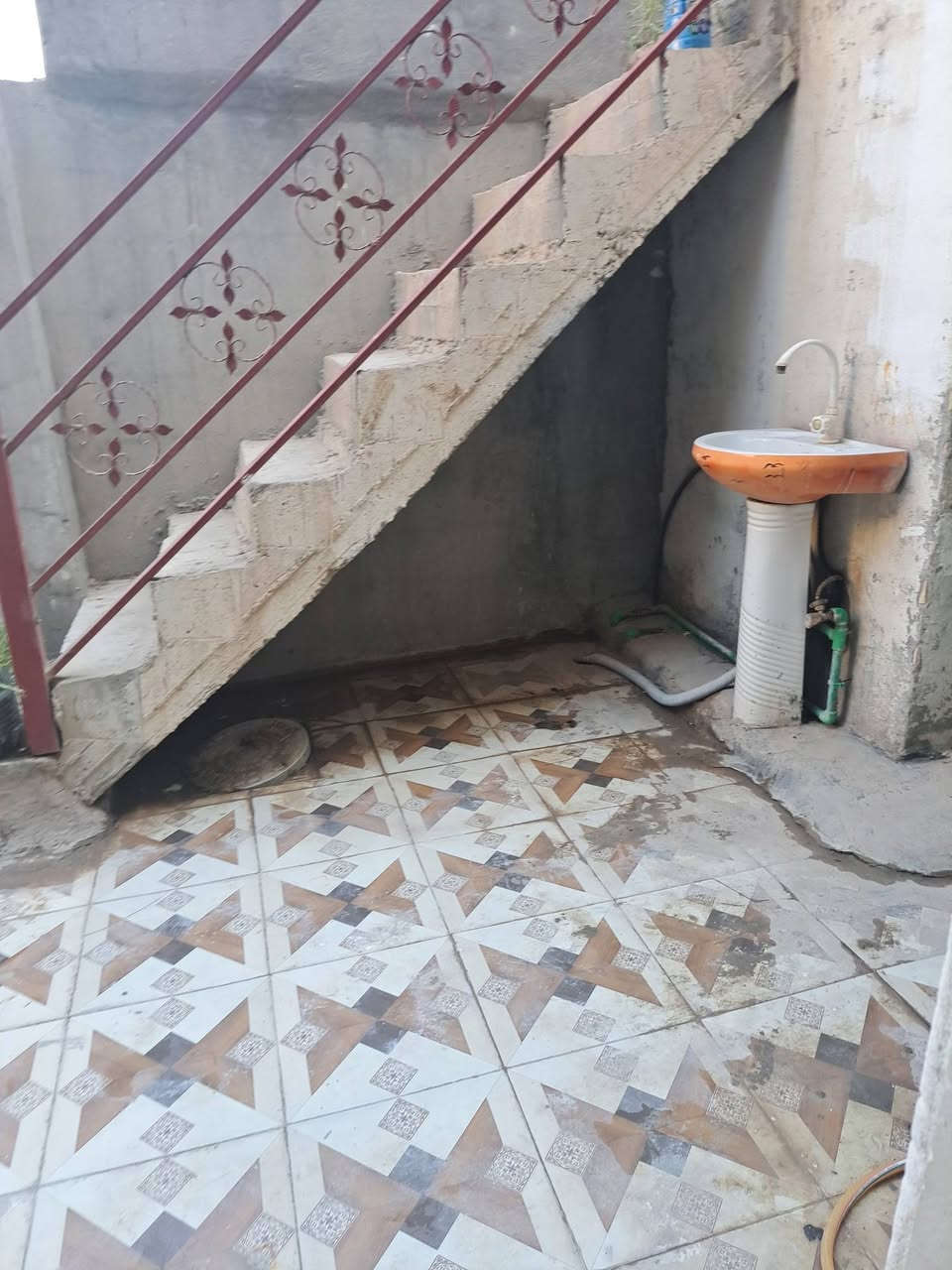 بيت ١٥٠ متر طابو زراعي بغداد المحموديه حي المهندسين طليطله الزراعي شارع ٤٠ التجاري مقابل تانكي الماء مال القادسيه   ٤ اربع غرف نوم وصاله  واستقبال ومطبخ وصحيات  السعر ١١٨  مليون بي مجال 
الامراء *********** واتساب ***********
