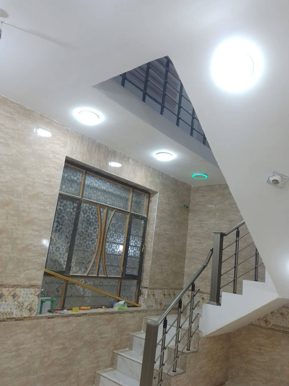 تحيه طيبه
بيت للايجار نظيف جدا بناء جديد ١٠٠ م مربعه طابق واحد 

يحتوي على غرفه واستقبال وهول ومطبخ  ومجمع صحيات 

🌺🌺🌺

شارع ٨٠ الفرع المقابل مول سيد زيد قريب من الشارع 

مطلوب عائلة صغيره 

مبلغ الايجار ٢٥٠ الف شهريا 

***********

اتصال فقط
