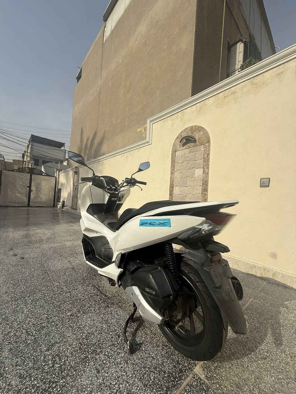 سلام عليكم للبيع دراجه PCx جيل ثالث  وارد كوري بصمة درجة حلو ونضيفة بمعنة الكلمة ماشية26.000 محرك برغي واحد مامفتوح بي كاملة مكملة مناقصهة شي كهربائيات كلهة شغالة السعر 15 ورقة وبيه مجال بسيط انتة شراي خابرني وتدلل مو شراي لاتعبني والسوك كلشي بي واني خادم اي استفسار ***********
