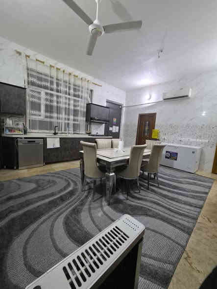 بيت مميز للبيع كربلاء حي البلديات موقع جدا راقي يقع على حديقة عامة البيت بناء حديث ٢٠٢٣ درجة اولى طابقين مساحة ٤٠٠م  مربع ٢٠×٢٠ عدد الغرف ٦ يباع مع الاثاث يحتوي على كراج وحديقه ويقع على ساحة (طابو صرف) السعر مليار و٢٠٠ مليون قابل للتفاوض 
_________________________
مكتب المحافظة للعقار في كربلاء 
نقدّم خدمات البيع، والشراء، والرهن، والإيجار  جميع انواع العقارات سكني تجاري زراعي 
للتواصل والاستفسار  او عرض اعلانك اتصل على الارقام واتساب  
***********
***********
او راسل الصفحة او تفضل بزيارة المكتب كربلاء شارع ابو مهدي المهندس
