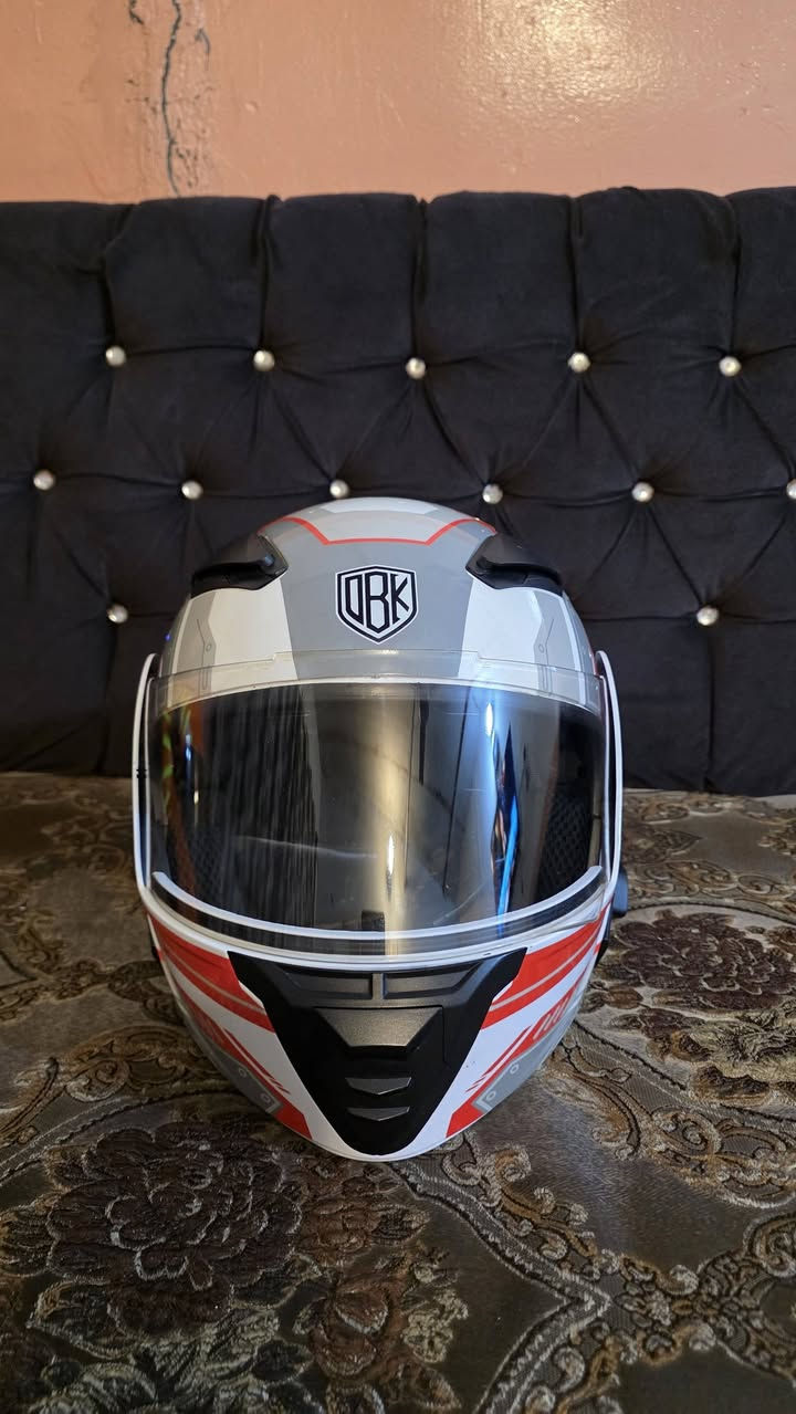 السلام عليكم خوذة للبيع مع سماعات صوتهن كلش حلو خوذة نظيفة بدون ضرر مستخدمه فترة قليله سعرها ٥٠ قفل قياس XLمكاني الحرية *********** واتساب
