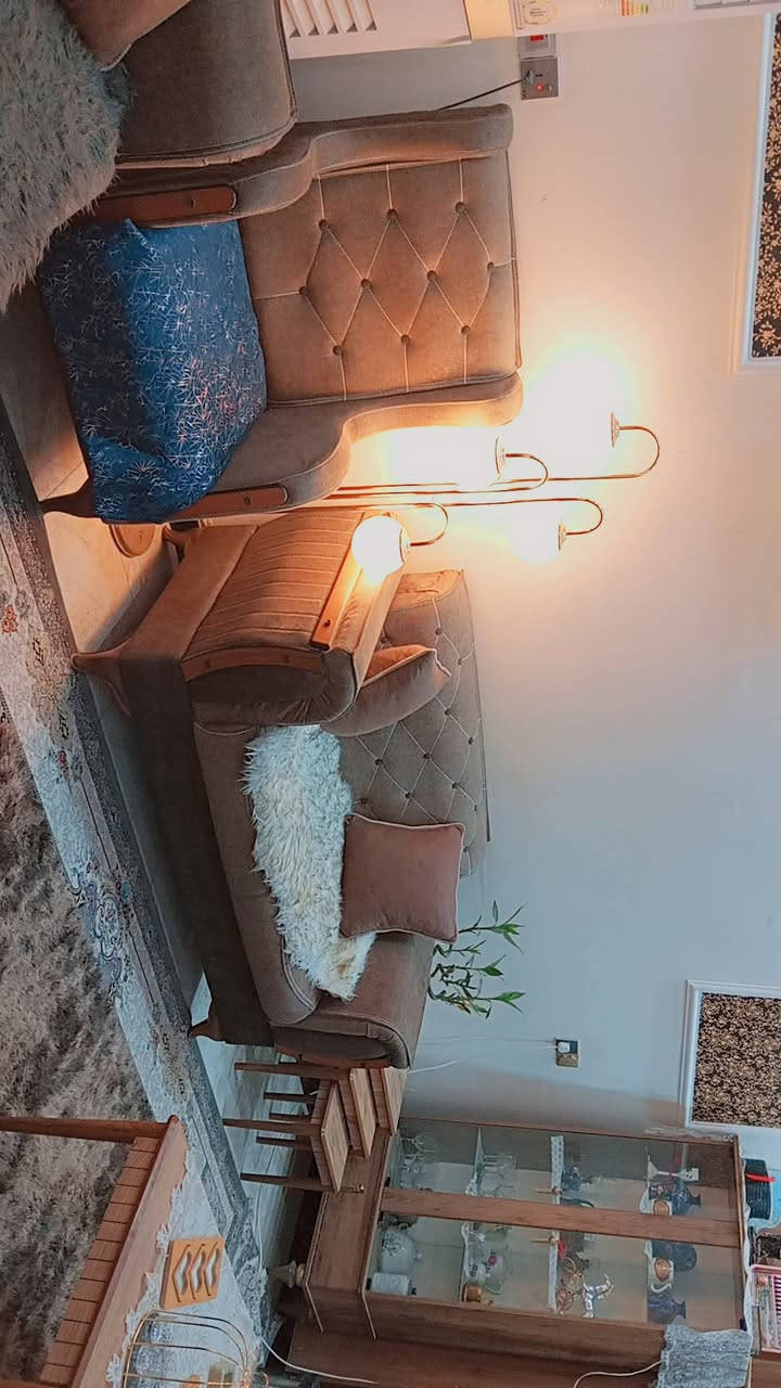 مكلفه بلنشر غرفه نوم نظيفه للبيع السعر 500  وتخم للبيع السعر 600
زعفرانيه رقم الهاتف ***********
