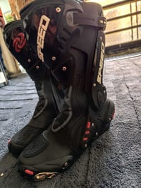 بوت دراجات كسارات اصلي يلبس من 40 الى43 سعر 55 العنوان بغداد الدورة 07...