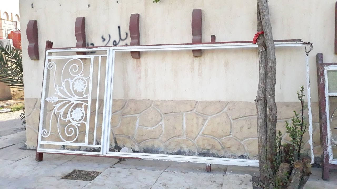 السلام عليكم  باب وشباك للبيع الرقم ***********
