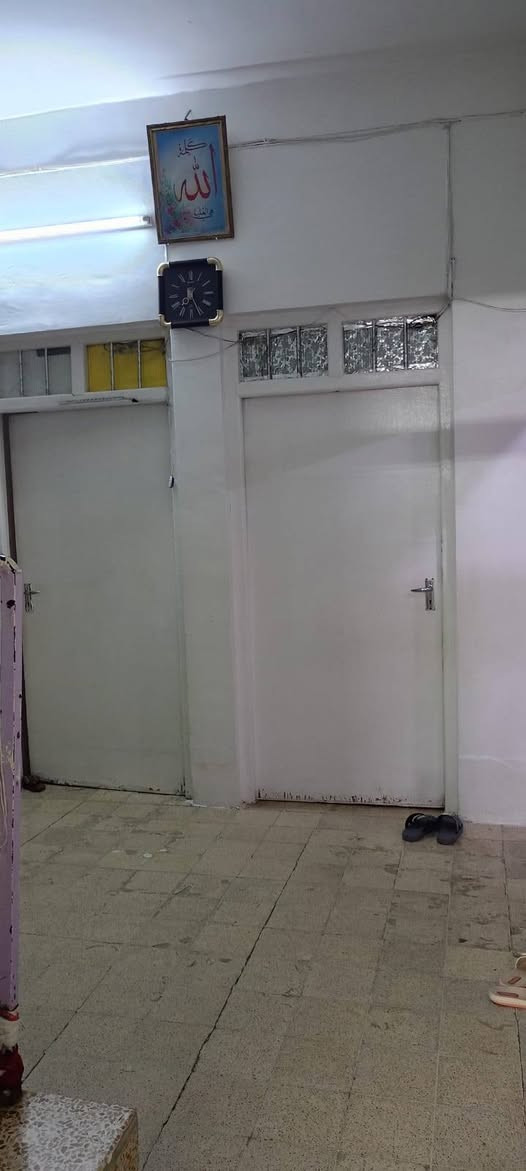 السلام عليكم 
بيت للبيع 223م حي العامل الاولى (منطقة البريد) طابق ونصف 
كاشي 3 غرف و هول واستقبال طابق الاول وغرفتين وهول طابق ثاني قرب روضة النبوغ 
السعر/180 وقابل للتفاوض 
لتفاصيل اكثر مراسلة الصفحة او الاتصال بالرقم***********
