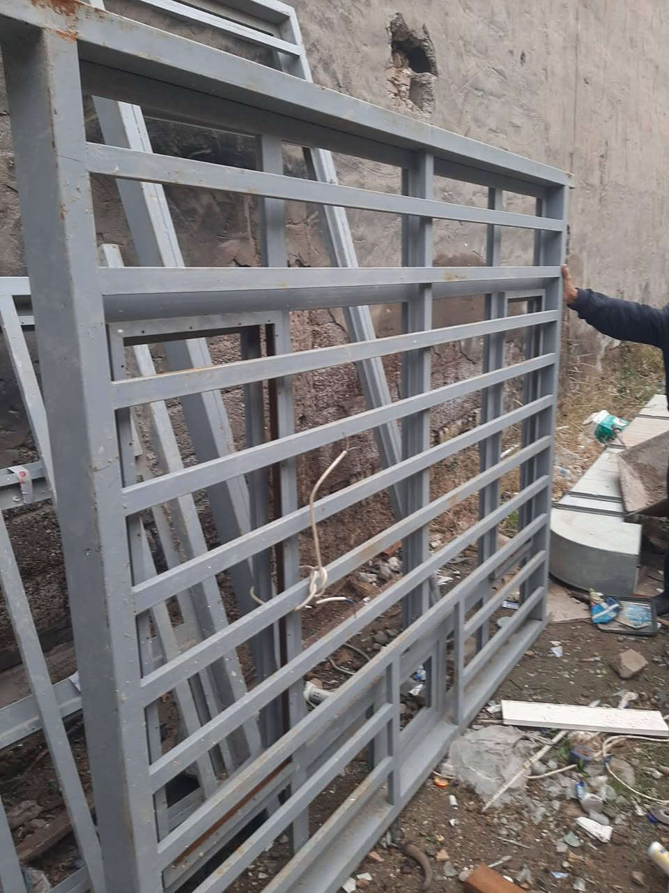 شباك ابو القفص ١٦٠ سم ارتفاع    ١٥٧ عرض٠٠٠٠٠٠٠٠٠٠٠٠٠٠٠٠
الشباك الثاني عرض  ٢٢٥ سم والارتفاع ١٩٣ سم٠٠٠٠والحديد ٢ مليم
ملاحظه الشبابيك غير مستعمله في ابو دشير 
للاتصال ‏‪0 771 372 6822‬‏
