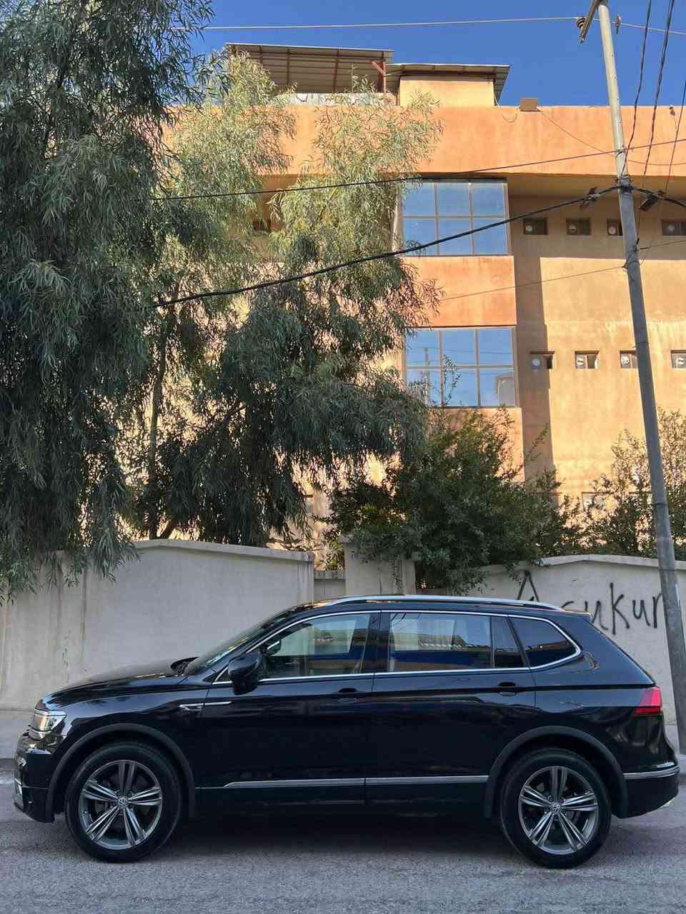 تیگوان بۆ فرۆشتن (R Line).
مۆدێل: 2022 ڕەنگی ڕەش.
دەبڵ ئەکسل (4MOTION).
مواسەفات: فول فول( ،ناو سپی  (کرێمی) ، بەصمە ، پانۆراما ، کوشن هیتەر ، ڕاداری دواوە ، شاشە گەورە و (carplay) ، سیستەمی سەوتی فیندەر پریمیوم ، ڕاداری ئاوێنە ، کوشن میمۆری ، لایت ئۆتۆ ).
مەکینە: چوار پستۆن 2.0 تۆڕبۆ.
52.326 (مایل) ڕۆشتوە.
سەیارەکە وارد کەنەدیە و نیو بۆنیت بۆیاخە لەگەڵ نیو دەرگای سنوقەکە بۆیاخە و 
کەمێک ساردی هەیە (بێ ناو گرتن) ، بێ تەقەو ڕەقەیە و کێشەی حەماوەی نیە گێڕ و مەکینە بەشەرتی فەحس و بەناو کردن و وەکالە بەشەرت.

بۆ نرخ پەیوەندی بکە : ***********
*********** السليمانية, العراق
