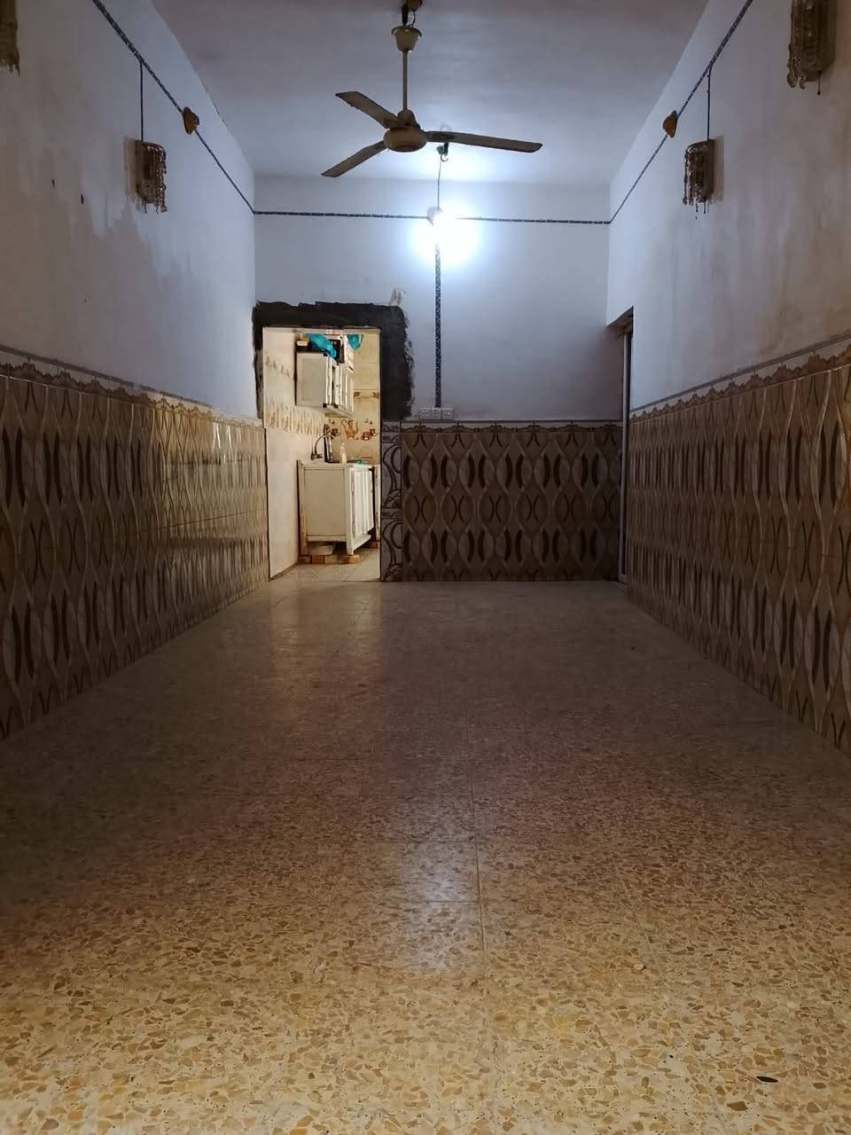 يالله. بيت ٢٠٠ متر للبيع ناحية العباسية
يتكون من ٤ غرف + مطبخ + ستقبال+صالة+صحيات داخلية وخارجية +درج باياات
جاهزة من سيراميك درجة اولة وكاشي درجة اولى كهرباء ماي وخط مولده 
طابو زراعي مرقم بلدية
***********  شراي اتصل وحياك الله واهلا وسهلا
