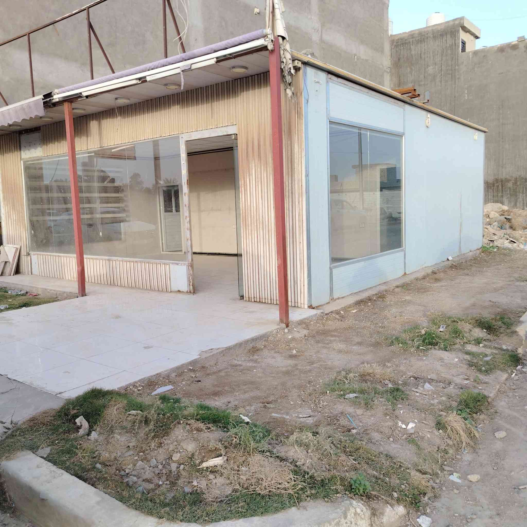 السلام عليكم من رخصة الادمن الكريم  مكتب او كرفان  نضيف جدا ٨ *١٠  يحتوي على صالة كبيرة  غرفتين  وحمام   للايجار  الشارع الرئيسي  مدخل حي دجله   قرب نقطة السيطرة  جاهز ماء وكهرباء 
سعر الايجار ٥٠٠  الف
يصلح معمل او ورشة او مكتب  حسب الحاجة 
تلفون ***********
