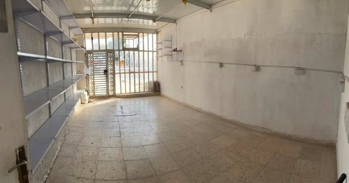 بيت للبيع طابقين المساحة 100 موقع تجاري على شارع عام رئيسي شارع عيادة الشماعية والبيت يحتوي على محل مساحة كبيرة 
يتكون من ⬇️ 
✅ الطابق الأرضي يحتوي على محل وحمام ومطبخ وصاله وغرفه 5x4 ✅والطابق الثاني يحتوي على صاله وغرفه كبيرة وسطح 🛑للتنبيه البيت على الشارع العام وليس داخل الفرع 
السعر : 35 مليون 
للاستفسار : ***********
