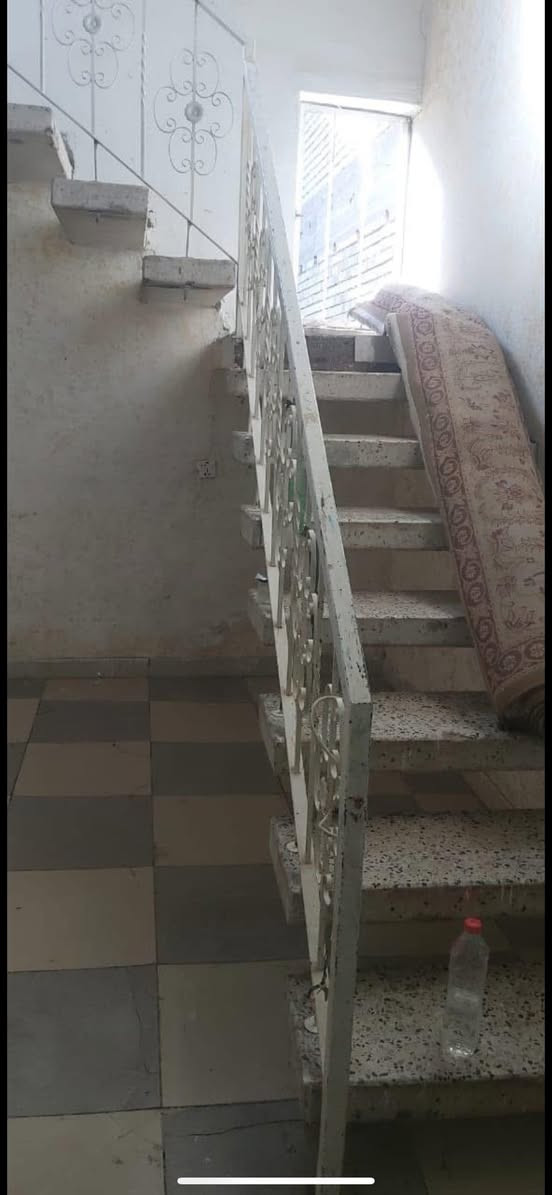 …للبيع…
فرصه استثماريه او سكنيه

الكاظميه الطي نزال خزعل 

 المساحه 220 متر بدون اوقاف 

ابيع بسعر ارض 120 مليون دينار فقط

التفاصيل موضحه بالصور و بي كراج و حديقه 

** البيع من المالك بدون دلاليه

البيت يحتاج ترميم (غير صالح للسكن)

للاستفسار واتساب - *********** -
