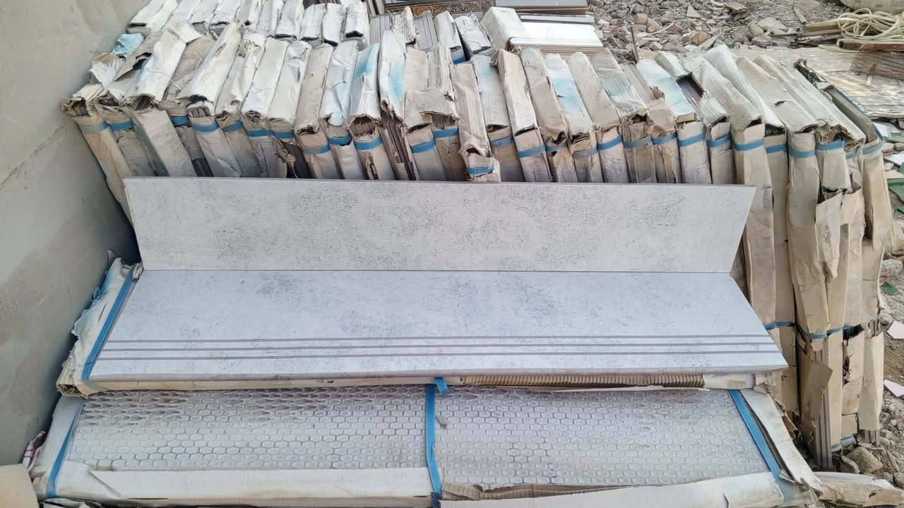 السلام عليكم مكلف بلنشر  يوجد بايات درج بيه ومرايه
العدد 200 بايه ويوجد بورسلين 35 متر 
***********
