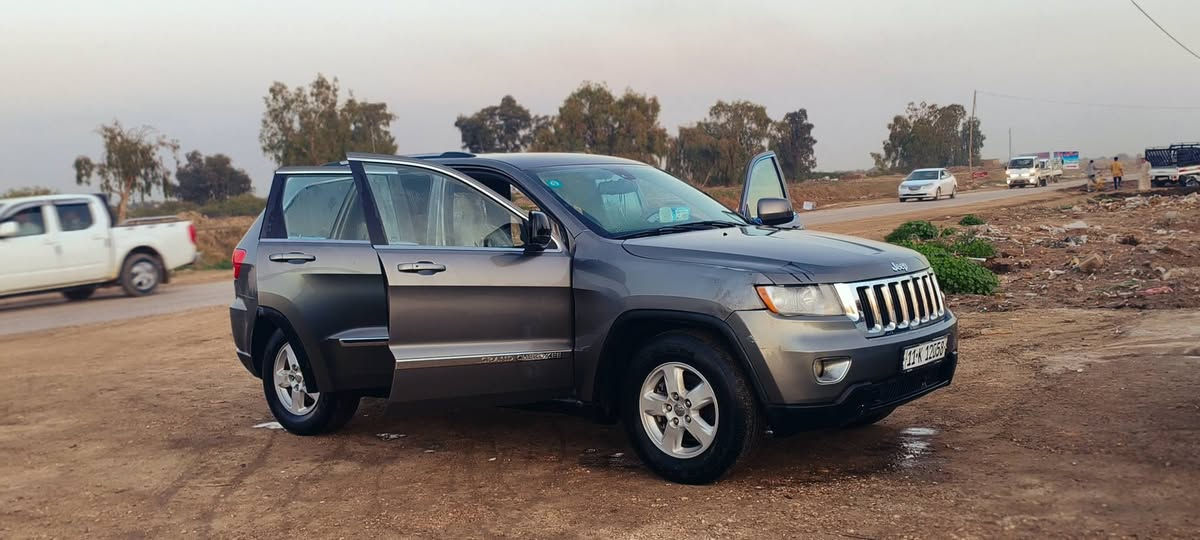 جيب لاريدو موديل ٢٠١٢ حلوه ونضيفه ماتخسر عليها برفي سونار موجود شوف بعينك 
مراوس فقط بجارجر حتلو مصبوغه عام بس كون نضيفه 
***********
